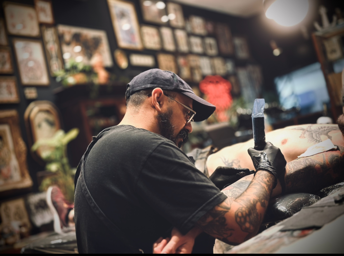 Tatuador de Mondo Bizarro Tattoo trabajando en una sesión