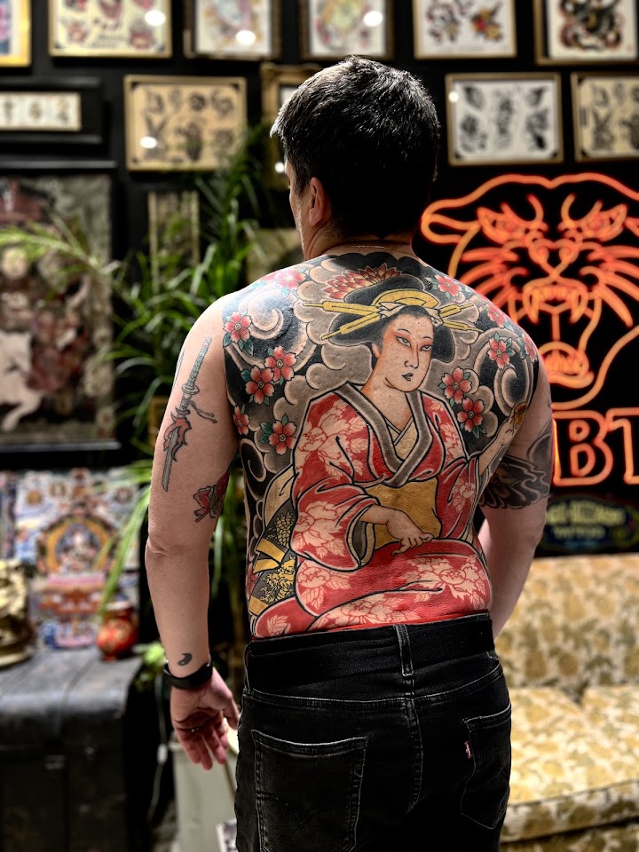 Tatuaje de espalda completa (back piece) realizado en Mondo Bizarro Tattoo
